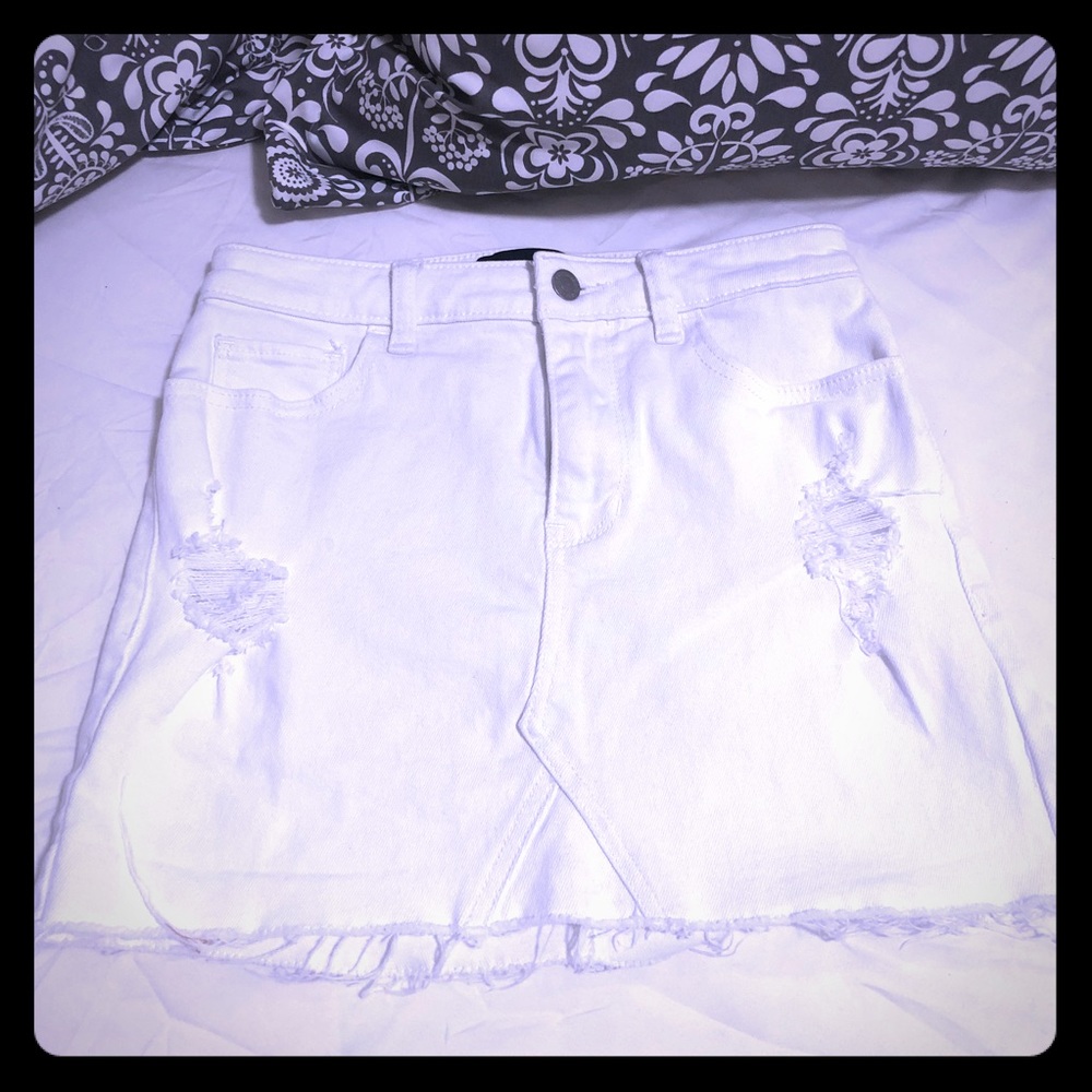 WHITE SKIRT.